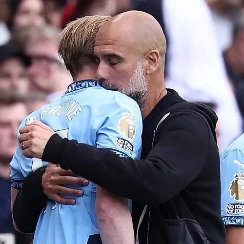 « Zijn telefoontje betekent enorm veel voor mij » : Pep Guardiola ontroerd door eerbetoon van Kevin De Bruyne