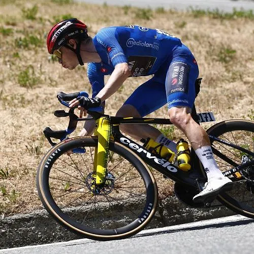 Giro d’Italia 2026 : Jonas Vingegaard slaat een grote kloof in de finale van de 14e etappe en verovert de roze trui