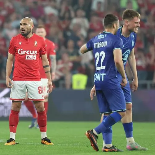 Royal Charleroi Sporting Club wint de Waalse clash (0-2) en houdt Standard de Liège weg van Europees voetbal