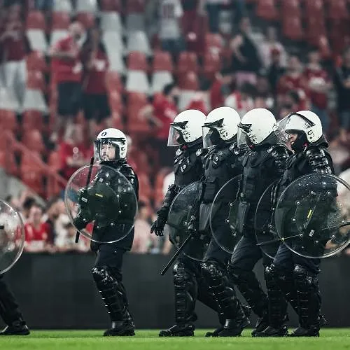 “Waalse derby : vier gewonden en zes arrestaties na incidenten tussen supporters”