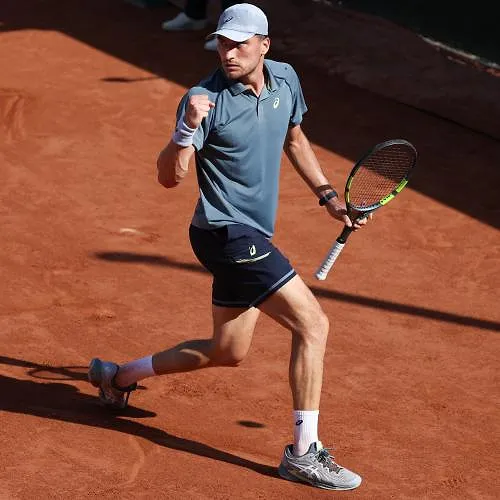 Raphaël Collignon stoot zonder moeite in drie sets door naar tweede ronde van Roland Garros