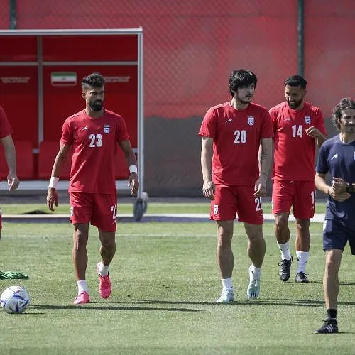 Twee weken voor het WK heeft Iran nog steeds zijn visa niet ontvangen en wacht het op hulp van de FIFA.