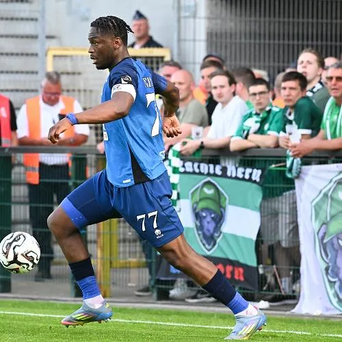 « Heel blij om eindelijk dit shirt te mogen dragen » : Standard stelt Bruny Nsimba officieel voor