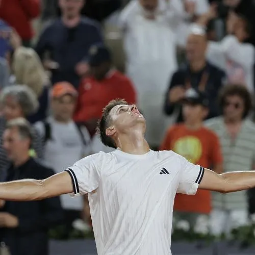 Jakub Mensik stuurt Joao Fonseca in drie sets naar huis en treft Zverev in halve finale - Thomas SAMSON / AFP