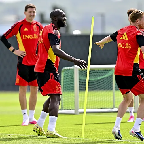 Trossard was erbij, alleen Debast ontbrak : 26 Duivels waren donderdag op de training !