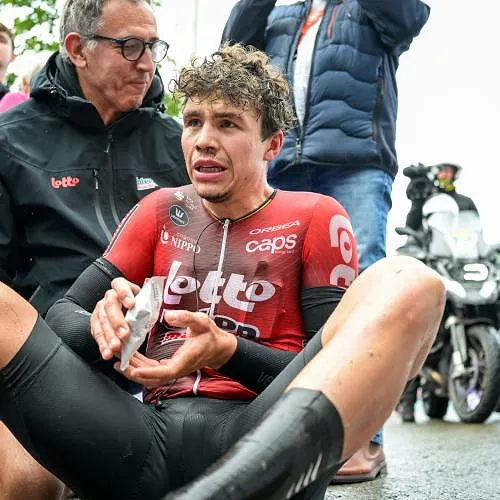 « Ik kon niet harder meer op de pedalen duwen » : Arnaud De Lie wint na slopende inspanning