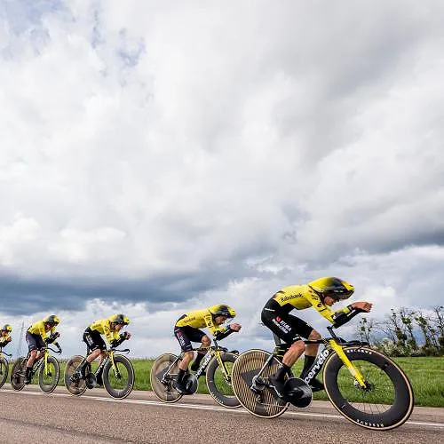 Het Visma van Wout van Aert wint de ploegentijdrit, Alex Baudin blijft in het geel