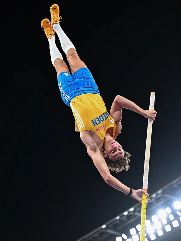 6m30, Mundo Duplantis s’est encore envolé : 14e record du monde et 3e titre mondial pour le Suédois
