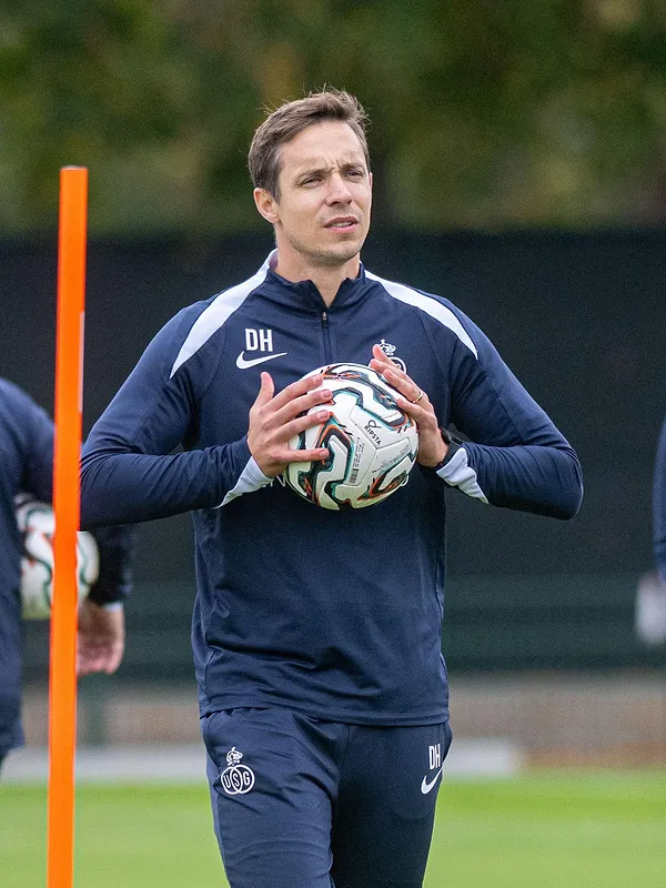 Stay Onside – Après Pocognoli, Hubert peut-il s’imposer en patron ? Nos experts débriefent l’actu foot