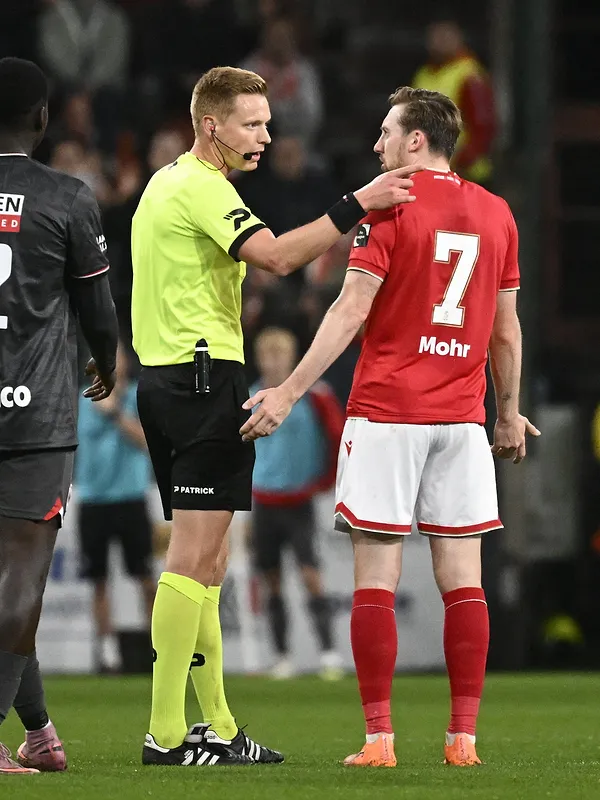 Standard-Antwerp : le match arrêté à la 87e à cause d’un supporter des Rouches alors que les Liégeois menaient 1-0