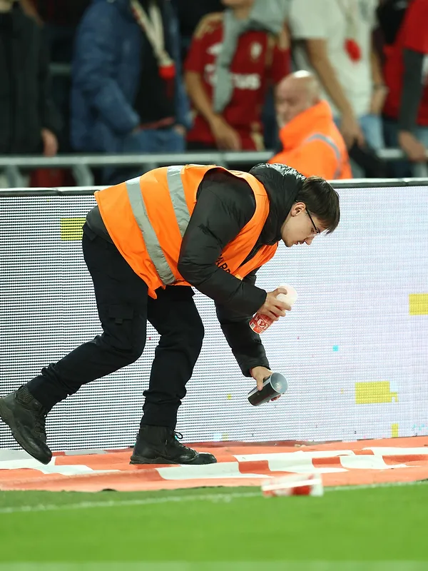 Standard-Antwerp reprendra à huis clos lundi à 15 heures
