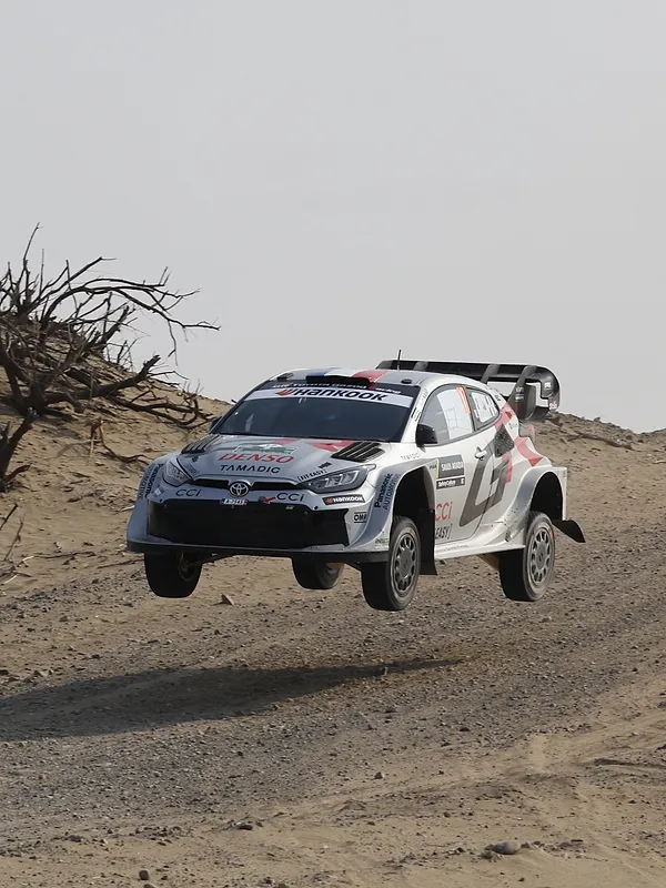 Neuville remporte le rallye d’Arabie saoudite, 9e titre mondial pour Ogier, qui égale Loeb