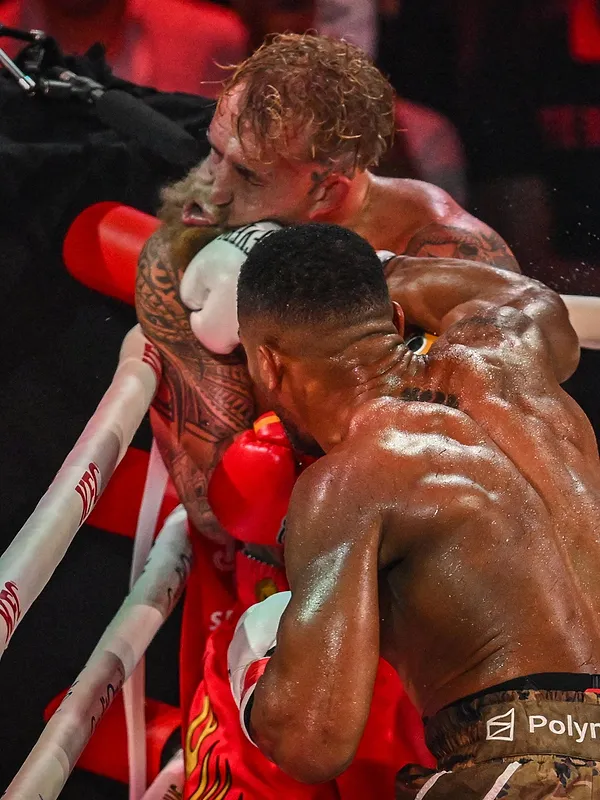 Anthony Joshua a eu besoin de six rounds pour étendre le YouTubeur Jake Paul après un piètre combat