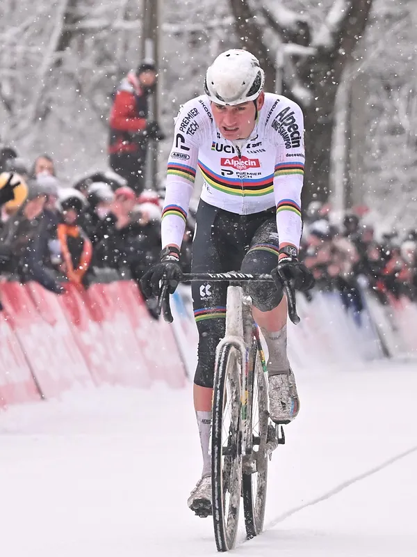 Mathieu van der Poel victorieux sous la neige à Mol, Van Aert contraint à l’abandon