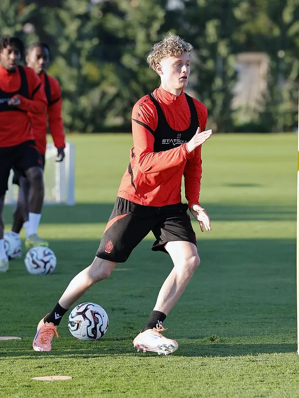 S’entraîner avec les pros, un pincement pour l’OM, jouer comme Pedri : Charli Spoden nous dit tout (video)