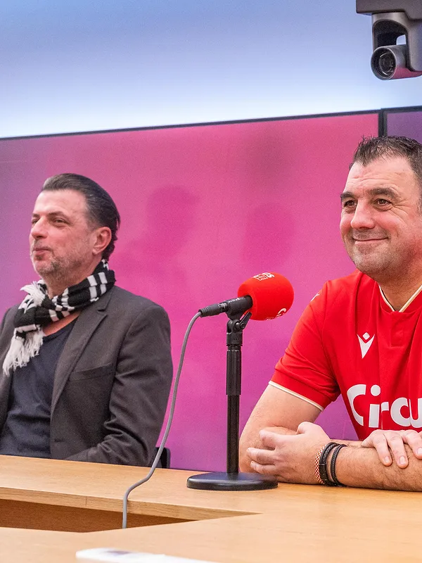 « Il n’y a pas photo » : Marc Delire lance le choc wallon dans « Top Pronos », avec un fan de Charleroi et un du Standard !