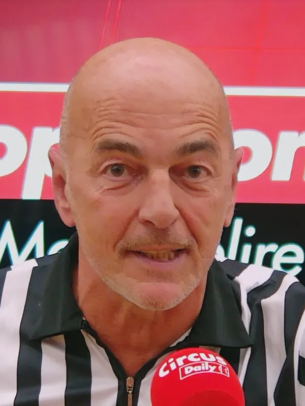 « Charleroi dans le top 6 ? Oui » : Marc Delire préface Charleroi-Cercle avec deux fans dans « Top Prono »