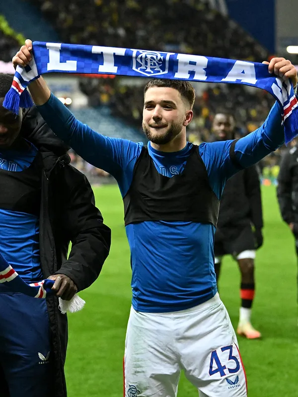 Raskin buteur avec les Rangers, Engels blessé : la soirée mitigée des Diables à l’étranger (vidéo)