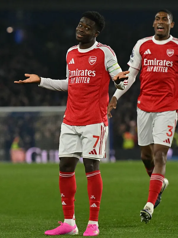 Arsenal s’impose à Brighton et distance Manchester City, accroché par Nottingham