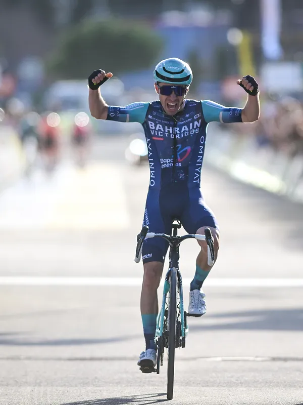 Paris-Nice : Lenny Martinez bat Jonas Vingegaard au sprint lors de la dernière étape, le Danois sacré vainqueur