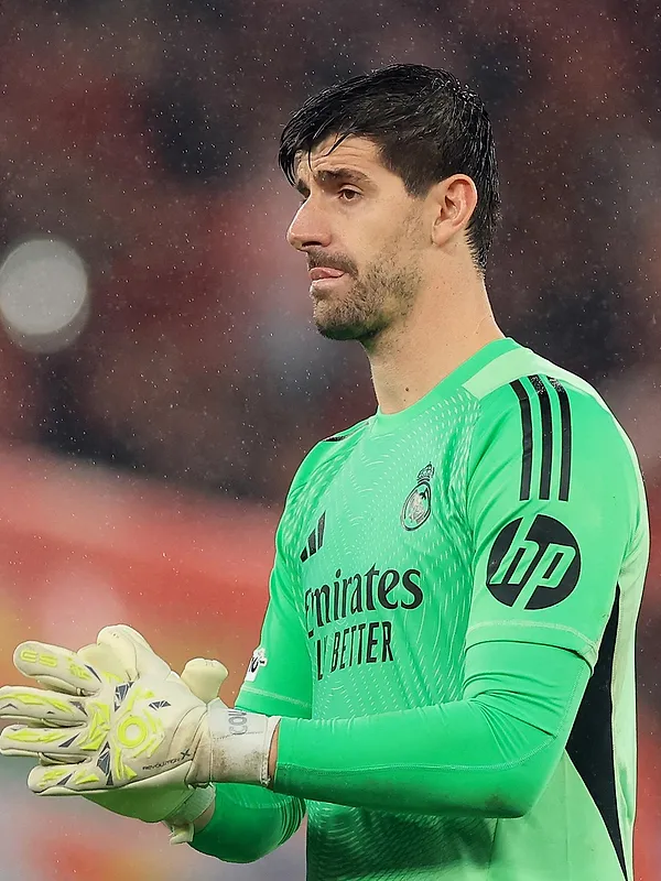 « Nous prévoyons déjà son retour dimanche » : Arbeloa dévoile pourquoi il a remplacé Thibaut Courtois !