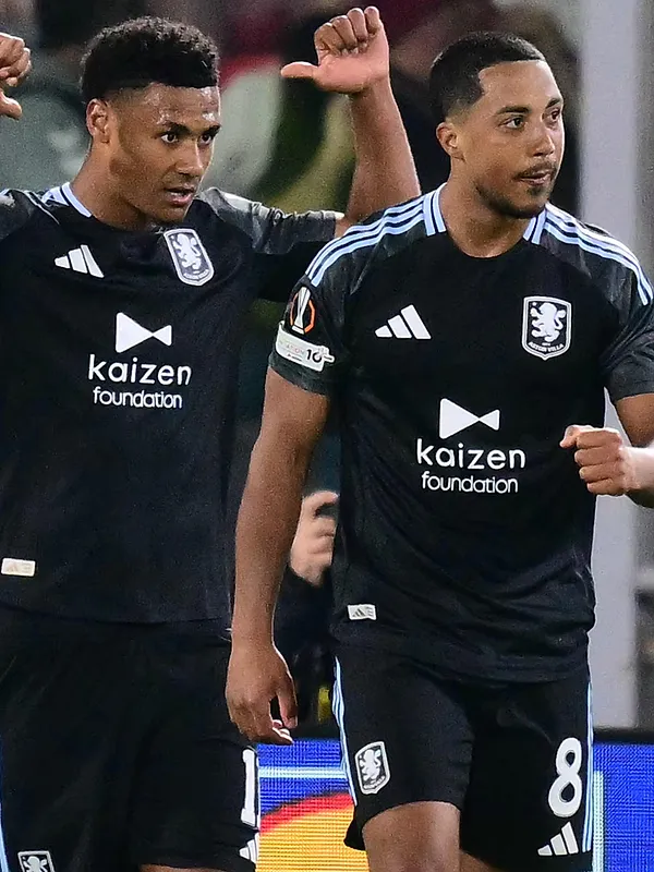 Europa League : Aston Villa, avec Onana et Tielemans titulaires, s’impose à Bologne, Forest partage - Aston Villa's English striker #11 Ollie Watkins celebrates scoring his team's third goal with Aston Villa's Belgian midfielder #08 Youri Tielemans during the UEFA Europa League quarter final first leg football match between Bologna and Aston Villa at the Renato Dall'Ara stadium in Bologna on April 9, 2026. Stefano RELLANDINI / AFP