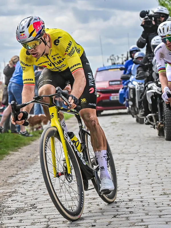 Parix-Roubaix : Il l’a fait ! Wout Van Aert s’impose au sprint face à Tadej Pogacar
