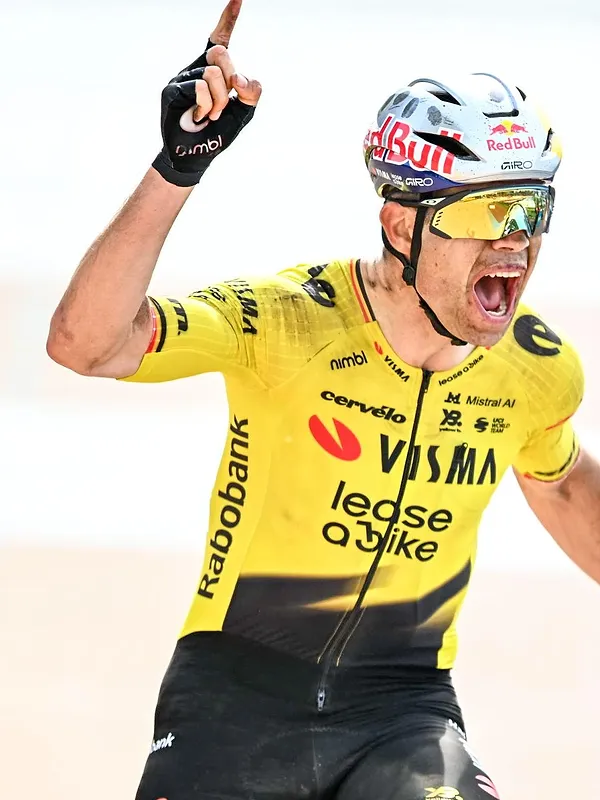 Parix-Roubaix : Il l’a fait ! Wout Van Aert s’impose au sprint face à Tadej Pogacar