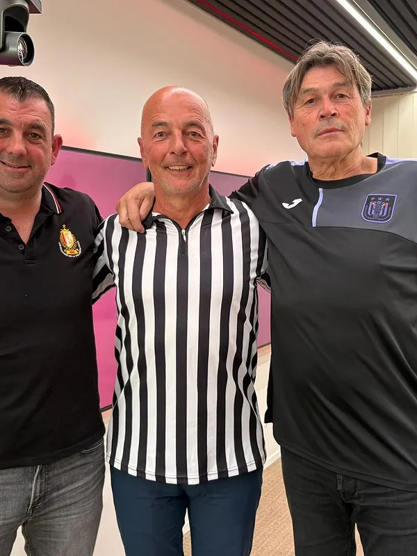 Course au titre, Anderlecht, Standard… : Marc Delire préface les affiches du week-end dans Top Prono avec deux fans !