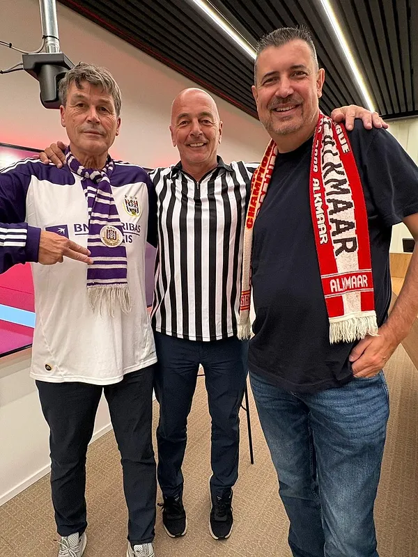 Le derby wallon entre le Standard et Charleroi, celui des Flandres entre Gand et Bruges… : Marc Delire préface les affiches du week-end dans Top Prono avec deux fans ! (vidéo)