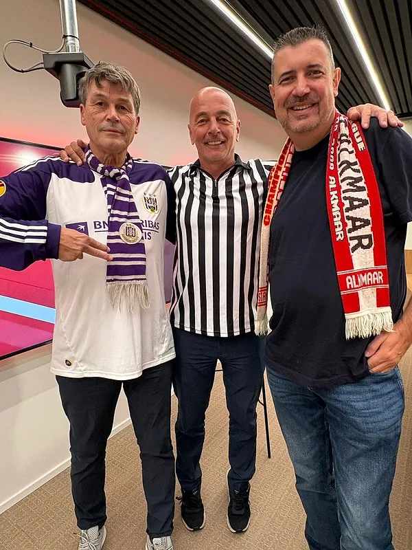 Le derby wallon entre le Standard et Charleroi, celui des Flandres entre Gand et Bruges… : Marc Delire préface les affiches du week-end dans Top Prono avec deux fans ! (vidéo)
