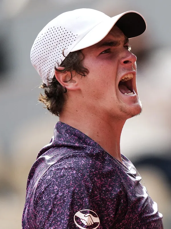 Roland-Garros : un immense Joao Fonseca renverse Novak Djokovic en près de 5 heures et file en huitième de finale
