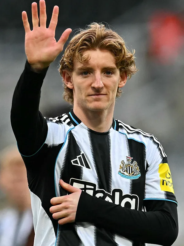 Anthony Gordon quitte Newcastle et s’engage pour cinq ans avec Barcelone