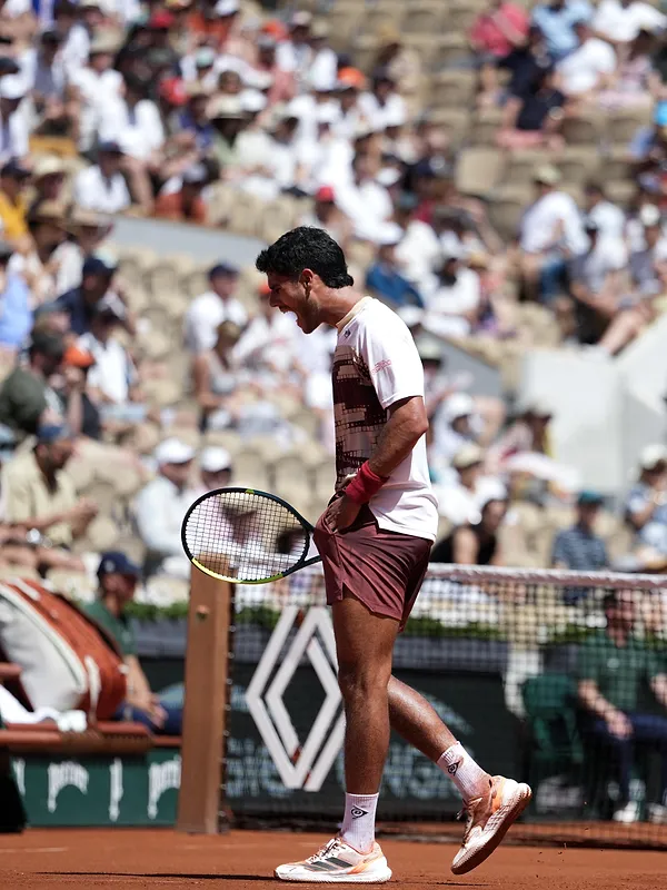 « J’avais très chaud et j’étais très émotif » : la drôle d’excuse de Vallejo suite à ses propos misogynes - Paraguay's Adolfo Daniel Vallejo reacts as he plays against France's Moise Kouame during their men's singles match on day 5 of the French Open tennis tournament on Court Suzanne-Lenglen at the Roland-Garros Complex in Paris on May 28, 2026. Dimitar DILKOFF / AFP