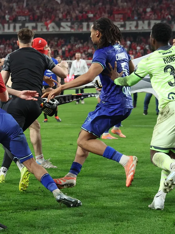 Standard-Charleroi : les clubs risquent 3 et 4 matchs à huis clos ! 3 joueurs risquent au moins 3 matchs de suspension