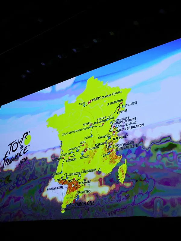 Tweemaal de Alpe d’Huez, nieuwe cols en een slot op Montmartre: dit is het parcours van de Tour de France 2026