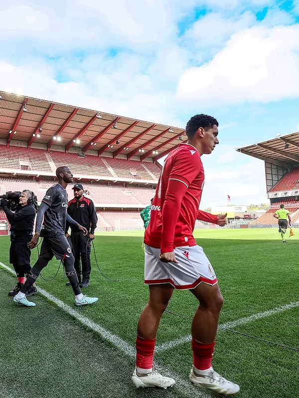 55.000 euro boete en één thuiswedstrijd achter gesloten deuren met uitstel: Standard kent de sancties die de Pro League eist