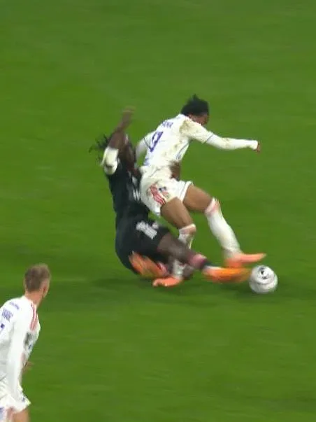 Fofana van het veld gedragen in tranen na zware tackle: eerste nieuws over zijn blessure!