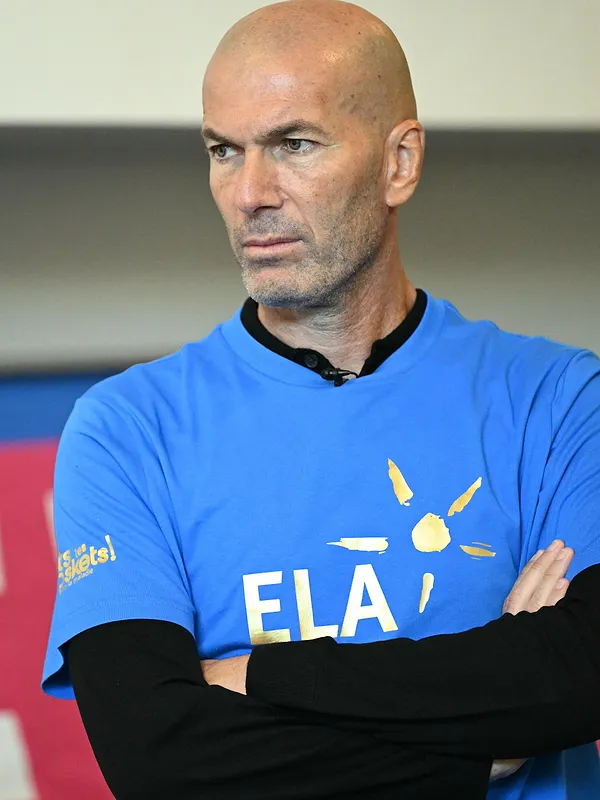 Zinédine Zidane kondigt zijn terugkeer op de bank aan: « Binnenkort »