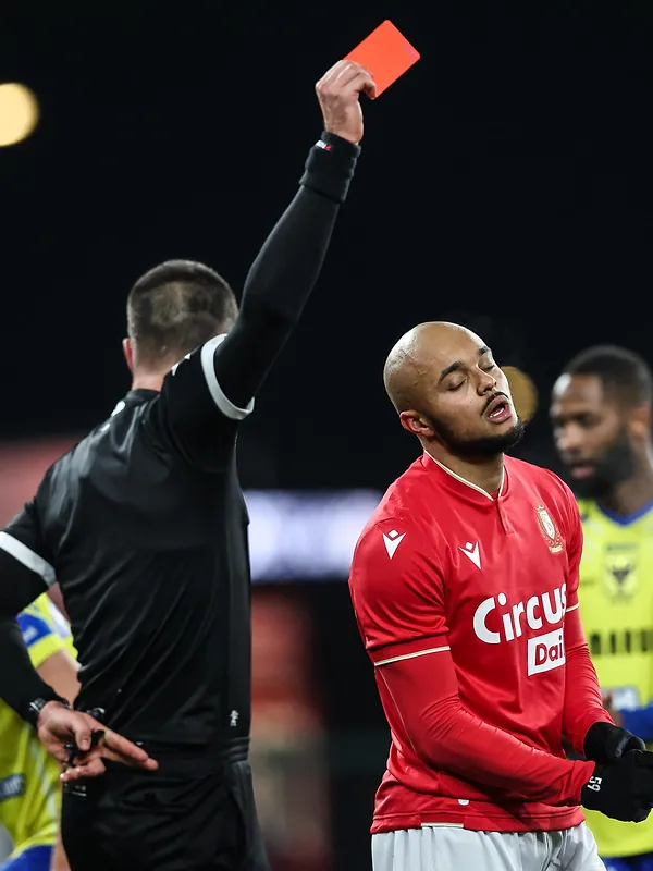 Met 10 man speelt Standard opnieuw thuis verliespartij, ditmaal tegen Sint-Truiden (1-2)