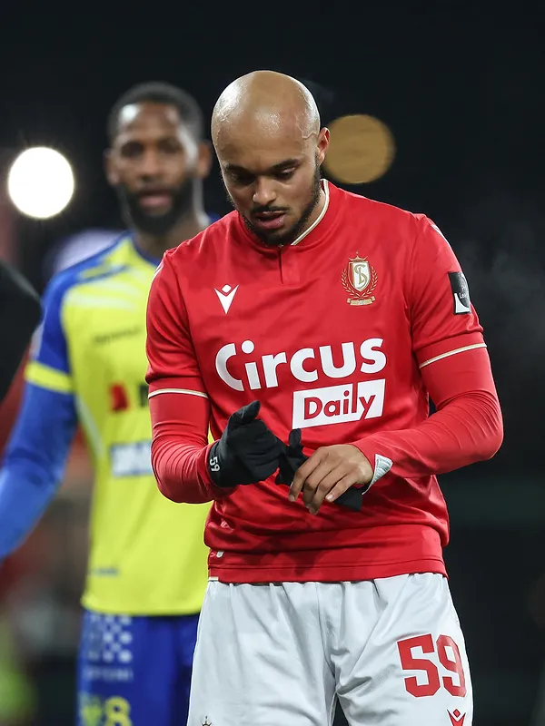 “Gebrek aan professionalisme”, “verraad”: kleedkamer van Standard woedend op Nkada, die zich excuseert na zijn uitsluiting