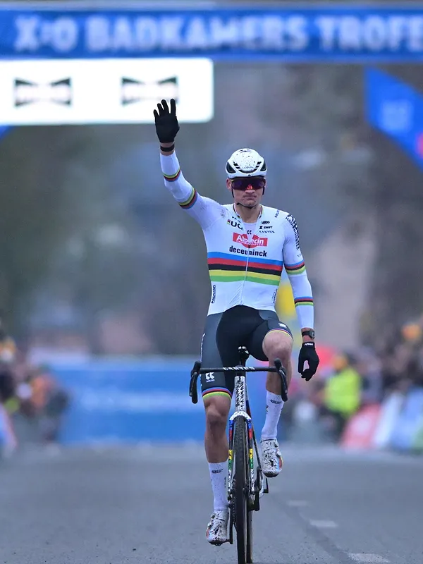 Overschaduwend: Mathieu van der Poel domineert opnieuw in Loenhout