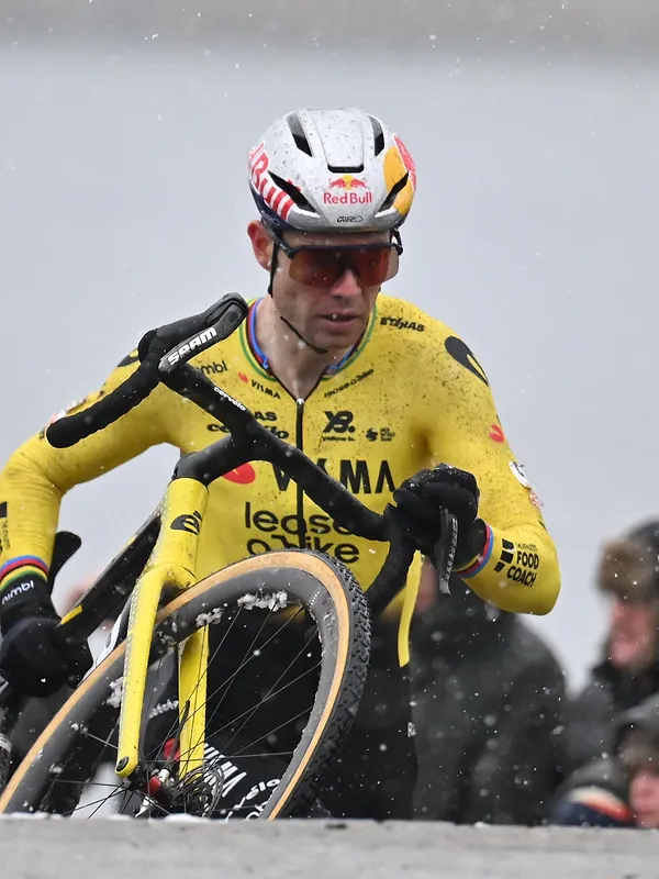 Enkeloperatie Wout van Aert is goed verlopen, bevestigt zijn team