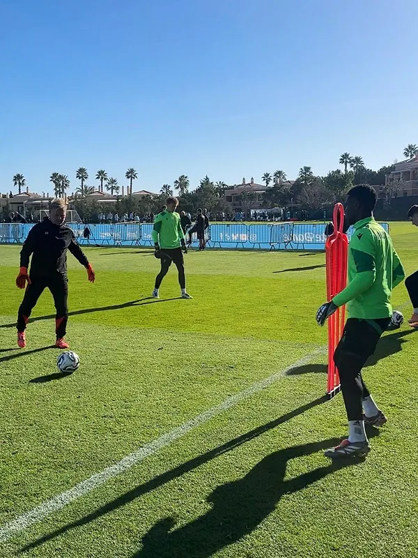 Matthieu Epolo al 100% gefocust op Standard na de Afrika Cup: “Hij schakelde meteen om” (video)