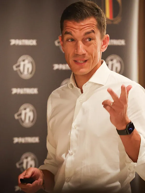 Jonathan Lardot is duidelijk: « Tzolis en Kana verdienden een rode kaart »