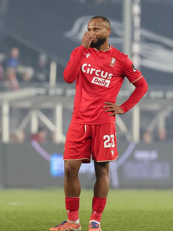 « Ik weet dat ze niet veel kunnen doen »: Ilaimaharitra ziet neer op het Carolo-publiek