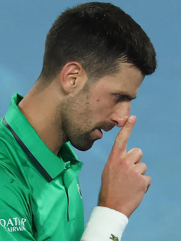 Australian Open: Novak Djokovic stelt zich bloot aan zware sanctie met opvallend gebaar