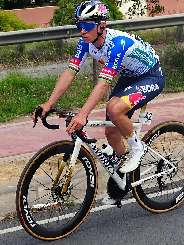 “De pijn blijft draaglijk”: Remco Evenepoel fysiek getekend maar strijdvaardig