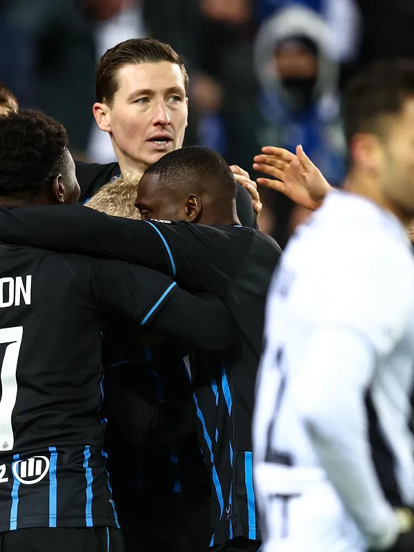 In de allerlaatste seconden draait Club Brugge het om tegen Charleroi (1-2), dat de Play-offs kan vergeten