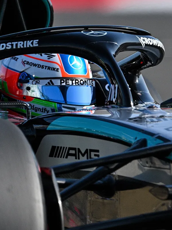 F1: Kimi Antonelli wint Grand Prix van China voor teamgenoot George Russell